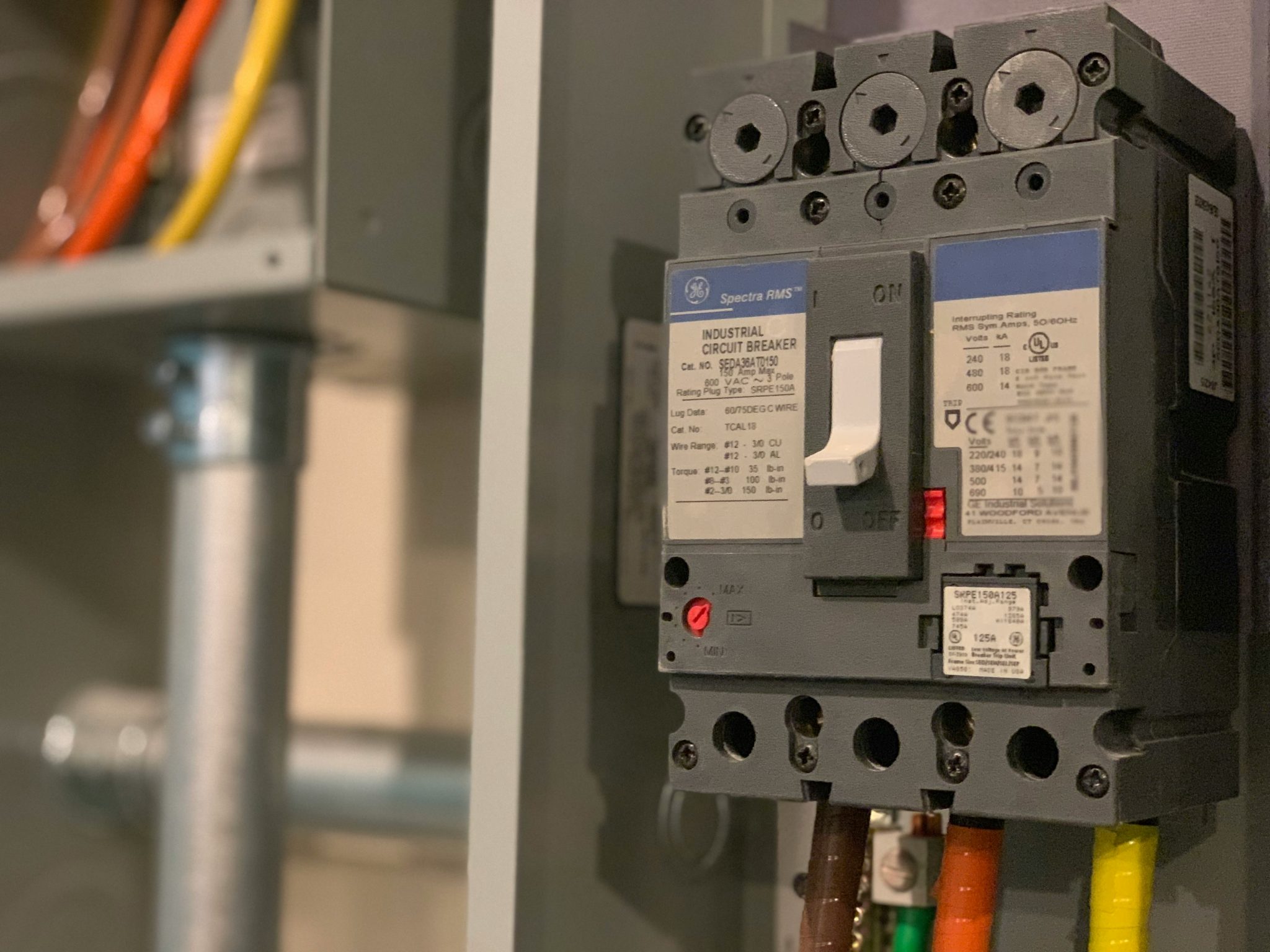 Instalações e Equipamentos Elétricos